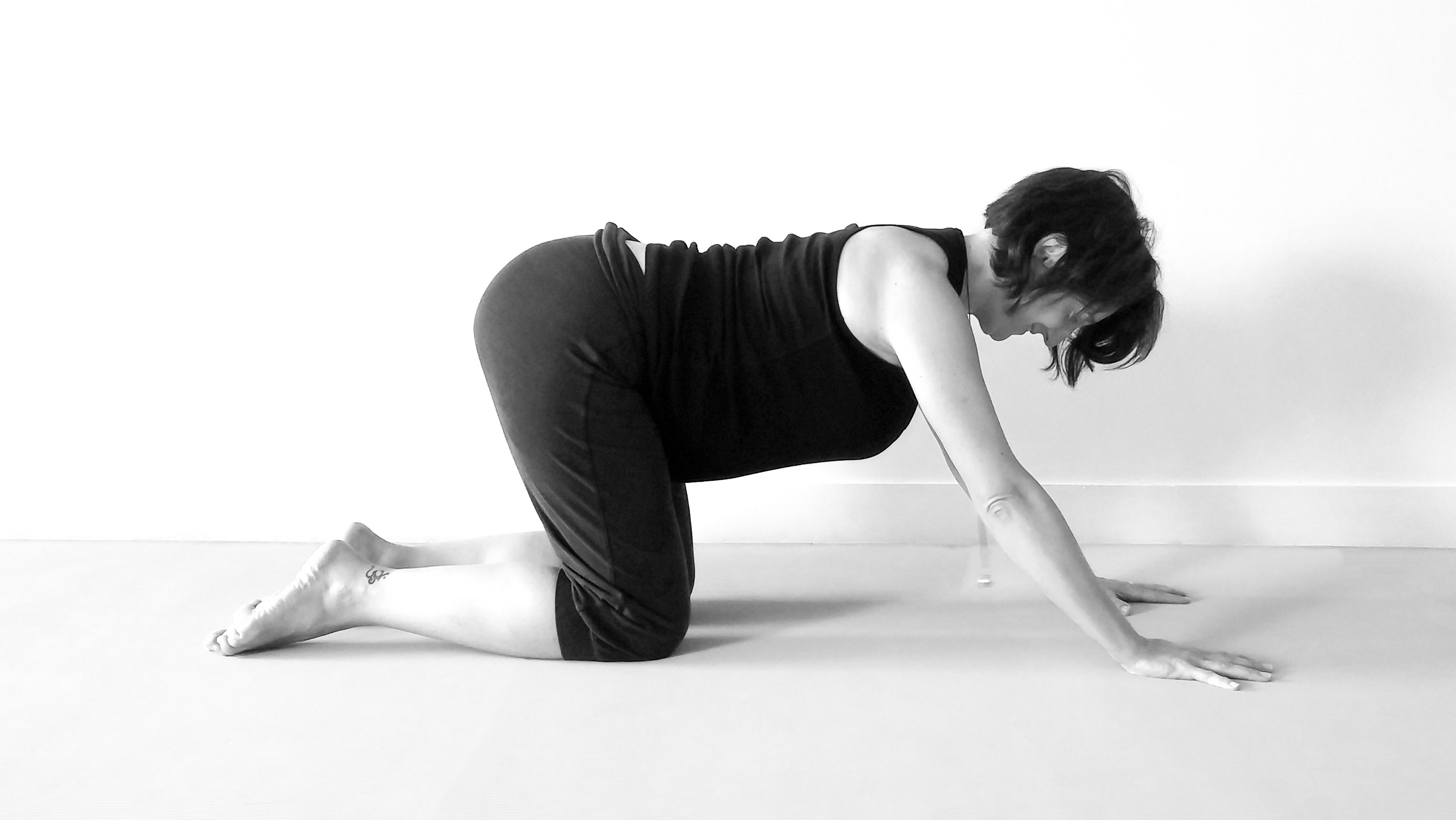 Future maman en posture du 4 pattes lors d'un cours de Yoga prénatal