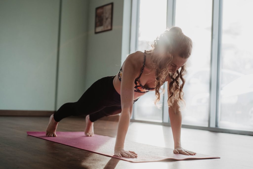 Cours de Renfo-Yoga : posture de planche qui associe Yoga et Renforcement