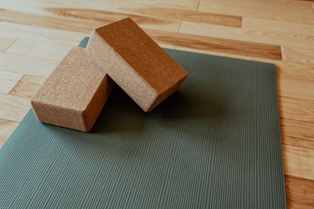 Matériels (Brique et Tapis) utilisés lors de cours de Yoga en Hatha Yoga, Renfo-Yoga, Yoga prénatal et Yoga postnatal...